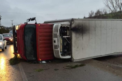 Bursa'da direksiyon hakimiyetini kaybeden sürücü fabrikaya çarptı
