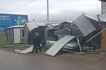 Bursa’da kontrolden çıkan otomobil prefabrik yapıya girdi