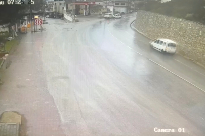 İznik'te feci kaza: İki otomobil kafa kafaya çarpıştı