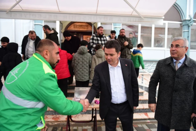 Başkan Erkan Aydın vatandaşlarla bayramlaştı