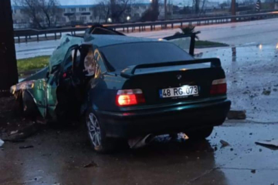 Bursa'da otomobil beton reklam panosuna çarptı: 1 ölü