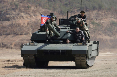 Kuzey Kore lideri  Kim Jong Un'un kızı tank kullandı