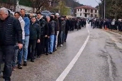 60 yıllık bayram geleneği:  Bursa'da 1 kilometrelik bayramlaşma kuyruğu