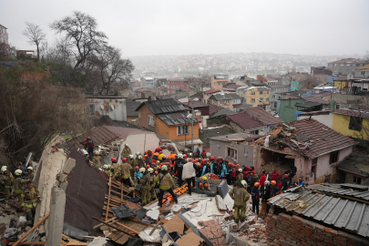 Fatih’te bitişik halde bulunan 2 gecekondu çöktü: 7 kişi kurtarıldı, arama sürüyor