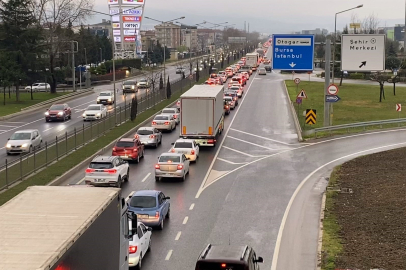 Tatilcilerin dönüş yolculuğu başladı: İnegöl’de trafik durma noktasına geldi