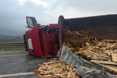 Bursa'da ahşap malzeme yüklü TIR devrildi