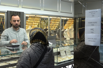 Bursa'da kuyumcularda altın kalmadı, çareyi cama "Vallahi billahi yok" yazarak buldu