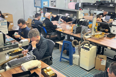 Altın fabrikası talebe yetişmek için fazla mesaide