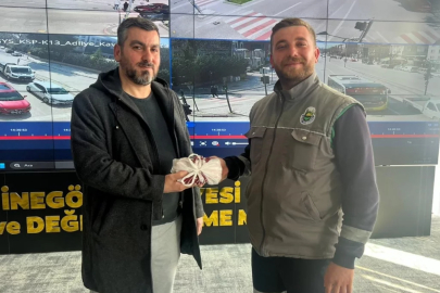 Bursa'da yolda bulduğu 200 bin lirayı sahibine teslim etti