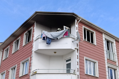 Bursa'da 3 katlı binada yangın: Dumandan zehirlenen yaşlı kadının durumu ağır