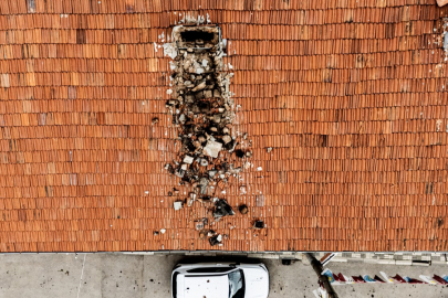 Bursa'da çürüyen baca otomobilin üzerine yıkıldı