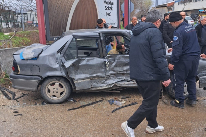 İnegöl’de iki araç çarpıştı: 4’ü çocuk 9 yaralı