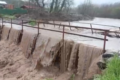 Bursa'da aşırı yağışlar köprüyü trafiğe kapattı