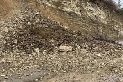 Bursa’da heyelan yolu kapattı