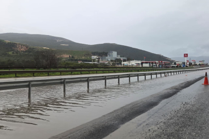 Bursa'da su birikintisine giren otomobil mahsur kaldı