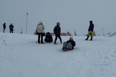 Uludağ'a kar yağdı: Günübirlikçiler zirveye akın etti