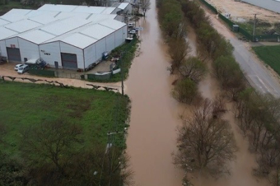 Ürünlü Deresi taştı, araçlar mahsur kaldı