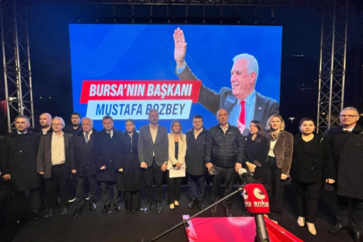 Bursa'da yurttaşlar Bozbey'e destek için belediyenin önünde toplandı