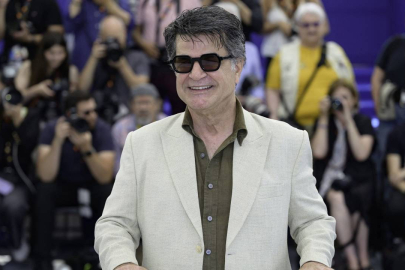 İranlı yönetmen Cafer Penahi, kendisine verilen hapis cezasına rağmen ülkesine döndü