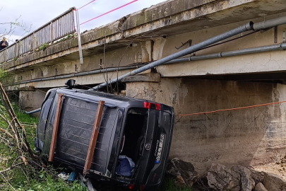 Bursa'da 3 araç birbirine girdi, 1'i dereye uçtu: 4 yaralı