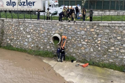 Bursa'da dereye düşen adamı ekipler kurtardı