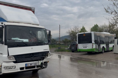 Bursa'da belediye otobüsü ile nakliye kamyonu çarpıştı: 2 yaralı