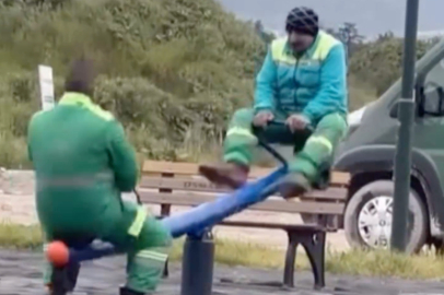 Parkta eğlenen temizlik işçilerinin o anları izleyenleri gülümsetti