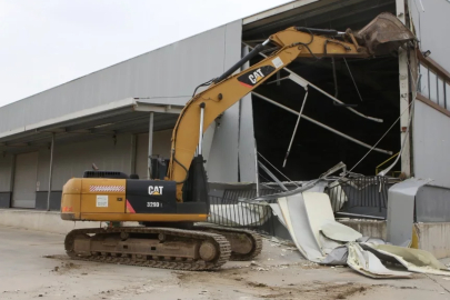 Nilüfer’de 4 bin metrekarelik kaçak depo yıkıldı