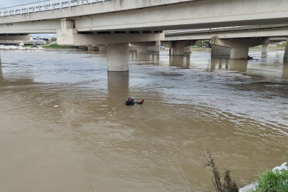 Karacabey’de dereye kapılan araçta sürücü kayıp