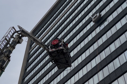 Bursa’da 52 metrede korku dolu anlar: İşçiler havada mahsur kaldı