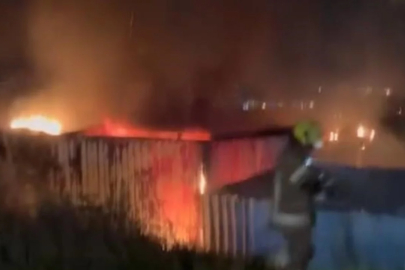 Bursa'da korkutan yangın: Konteyner alevlere teslim oldu...