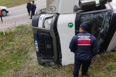 Bursa'da su yüklü TIR yamaca devrildi: 1 yaralı