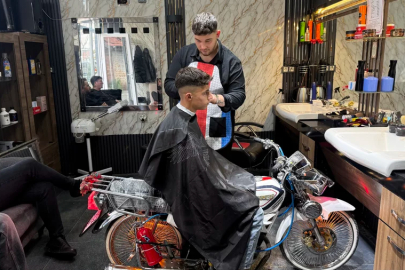 Bursa'da motosikleti berber koltuğuna dönüştürdü, gençler sıraya girdi