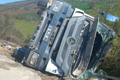 Bursa'da beton mikseri şarampole yuvarlandı