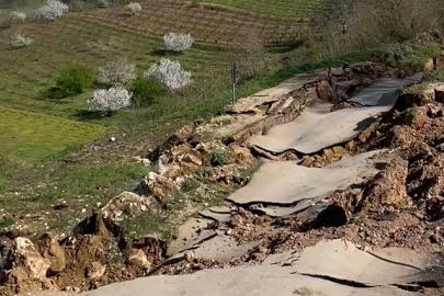 Bursa'da meydana gelen heyelan yolu parçalara ayırdı