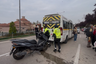 Bursa’da işçi servisine motosiklet çarptı: 2 yaralı