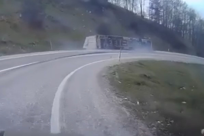 Bursa’da virajı alamayan TIR devrildi