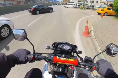 Bursa'da otomobil motosikletin önüne kırdı, motosiklet sürücüsü yere yığıldı