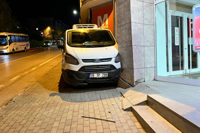 Bursa'da el freni boşalan minibüs duvara çarptı