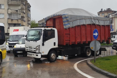 Bursa’da kamyon ile servis minibüsü çarpıştı 4 kişi yaralandı