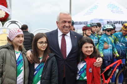 Nilüfer, 23 Nisan’ı Cumhuriyet Meydanı’nda kutladı