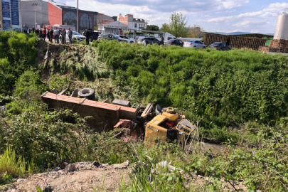 Bursa'da freni patlayan vinç dereye uçtu : Sürücü hayatını kaybetti