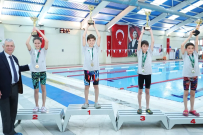 Osmangazi Yüzme Şenliği’nde kazananlar kupalarını aldı