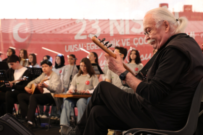 Usta sanatçı Cahit Berkay gençlerle aynı sahneyi paylaştı