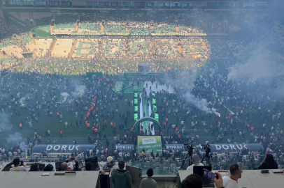 Şampiyon Bursaspor kupayı kaldırdı