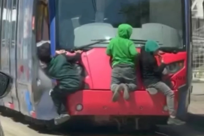 Bursa'da tramvayın arkasına tutunan çocuklar yürekleri ağza getirdi