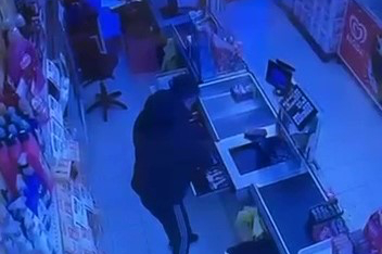 Bursa’da market hırsızlığı: 12 bin lira ve sigara çalıp kaçtı