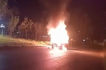 Bursa’da park halindeki otomobil gece yarısı alev alev yandı