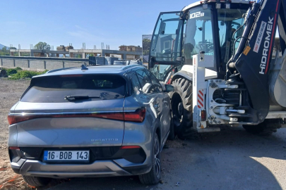 İnegöl’de kontrolden çıkan araç iş makinesine çarptı