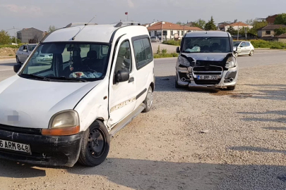 Bursa'da iki araç çarpıştı: 3 yaralı